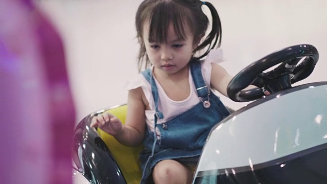 泰国可爱的孩子是玩玩具车的小女孩的生活方式视频素材