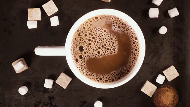 煮可可或热巧克力在一个白色杯子俯视图视频素材