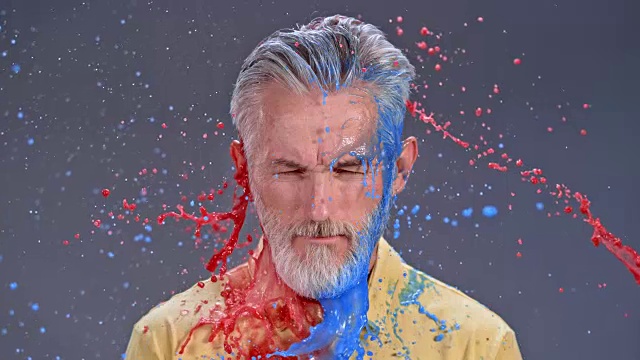 SLO MO LD男子与灰色胡子和头发被溅红和蓝色视频下载