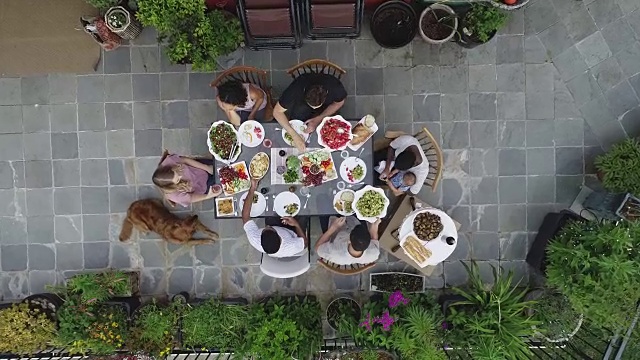 朋友聚在一起吃饭的高角度视图视频下载