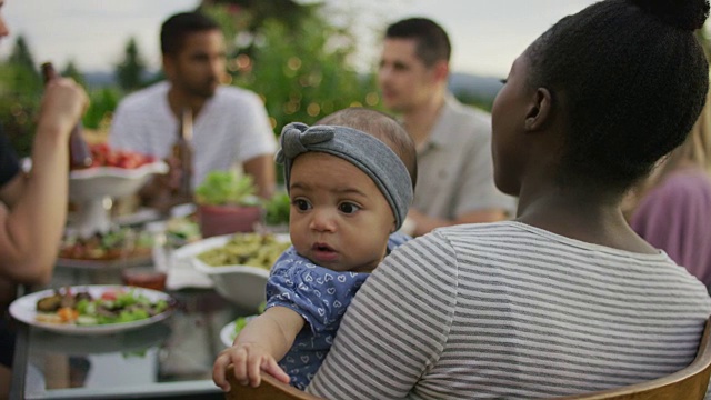 可爱的宝宝在户外晚宴上视频素材