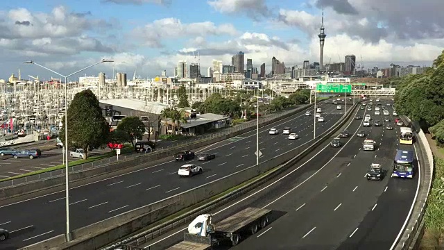 奥克兰城市天际线上的交通视频下载