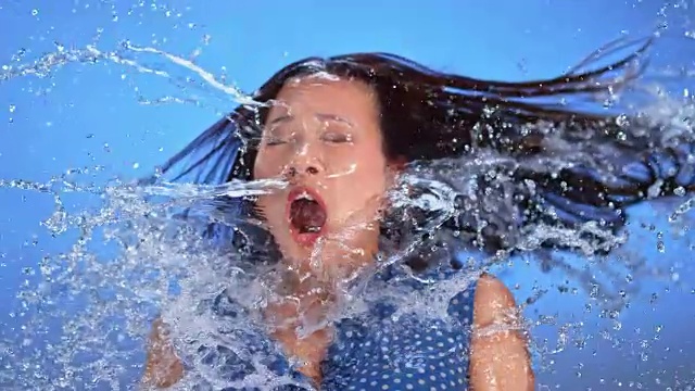 SLO MO LD亚洲妇女被泼水从前方击中，处于休克状态视频下载