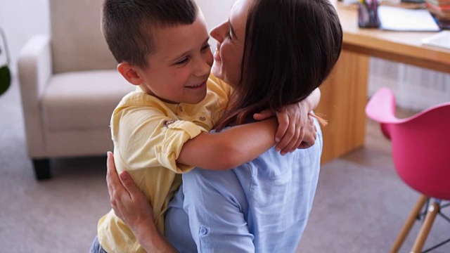 可爱的小男孩充满爱意地拥抱着他的妈妈视频素材