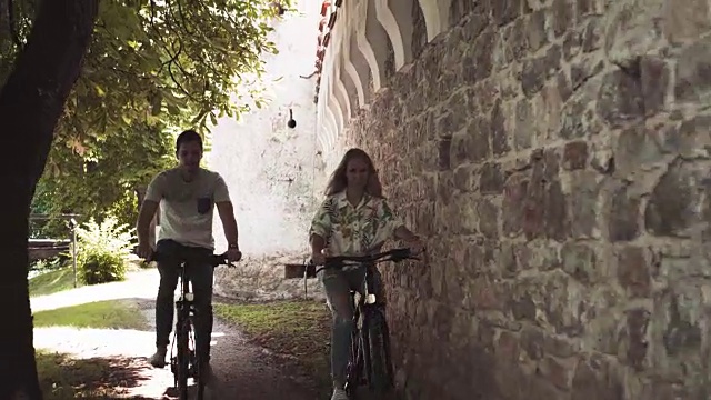 年轻夫妇愉快地一起骑自行车视频素材