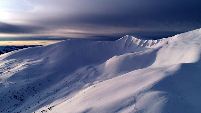 鸟瞰图在日出的冬季山视频素材