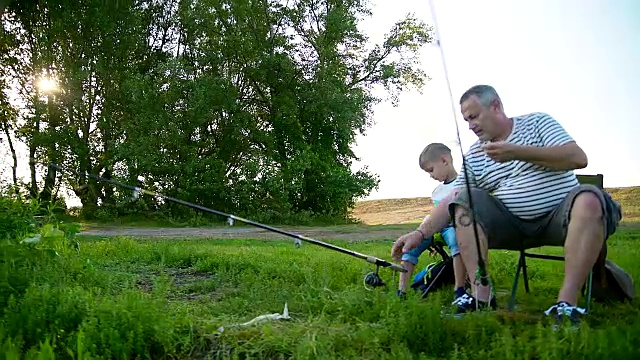 爷爷和孙子钓鱼视频素材