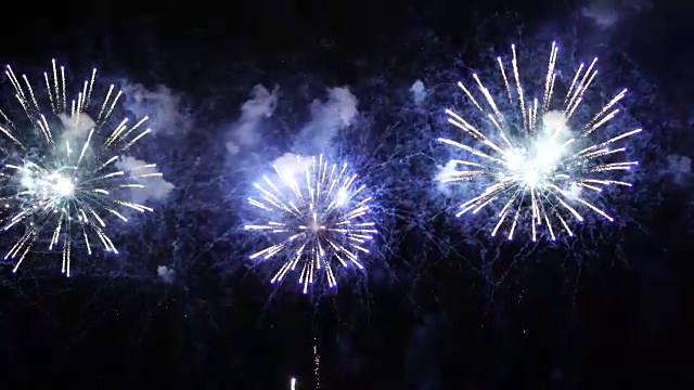 奇妙的多色烟花与烟雾在夜空背景，庆祝概念4k镜头视频素材