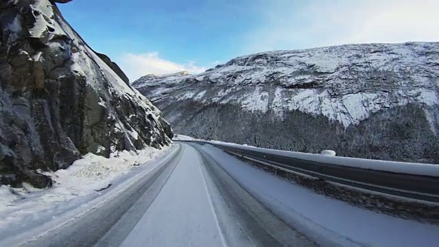 雪中行驶的POV汽车:挪威的山口视频下载