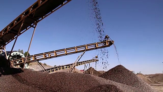 采石场矿山工业开采岩石的重型机械设备视频下载