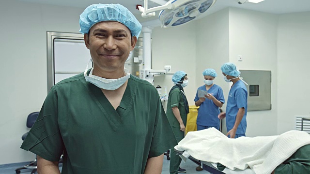 快乐的马来人外科医生在手术室视频素材