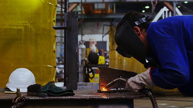 男工程师使用4k焊枪视频素材