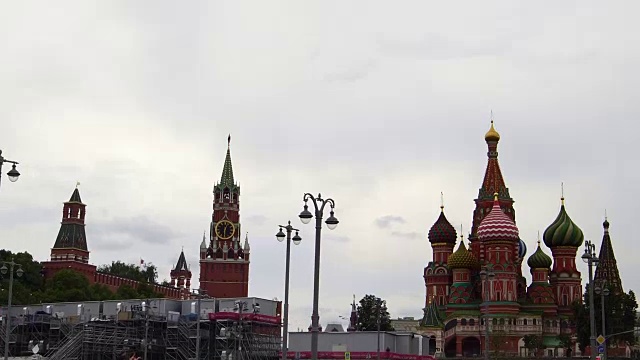 俄罗斯莫斯科标志性的克里姆林宫圣巴西尔大教堂的无人机照片视频素材