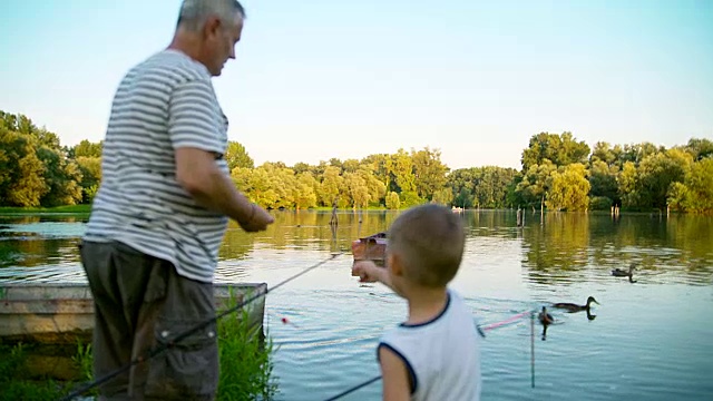 爷爷和孙子钓鱼视频素材