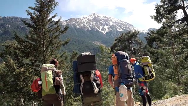 朋友们一起去土耳其山区旅行和徒步旅行视频下载