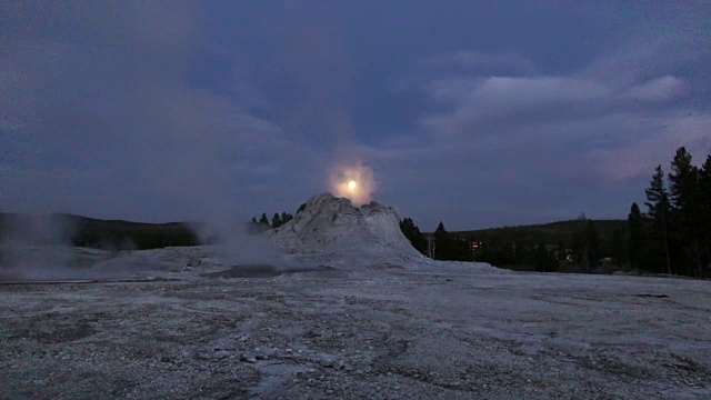 城堡喷泉在月光下喷发视频素材