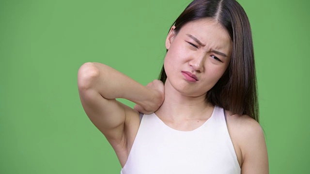 年轻美丽的亚洲女商人颈部疼痛视频下载