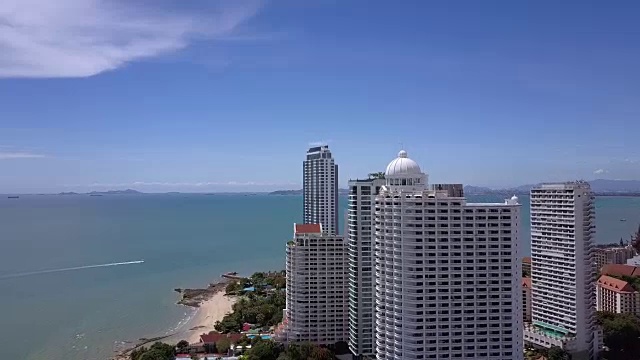 海滩上的摩天大楼。海岸线全景航拍。视频下载