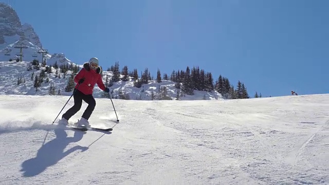冬季滑雪者在山上的斜坡上滑雪雕刻视频下载