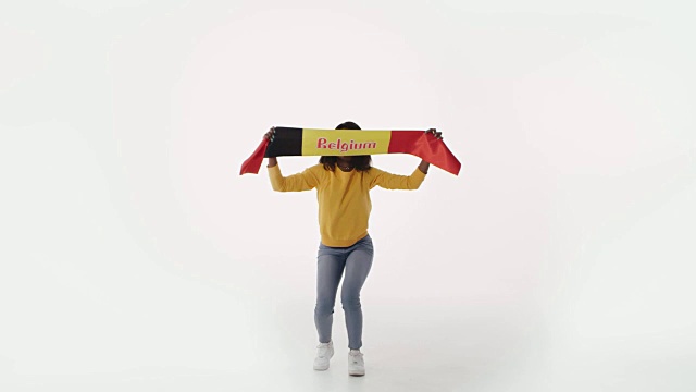 比利时快乐和兴奋的球迷庆祝国旗视频素材