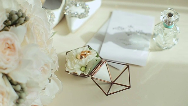 美丽的结婚戒指。美丽的婚礼装饰。视频素材
