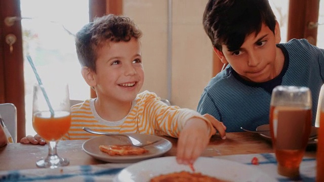 小男孩和家人一起吃健康早餐视频素材
