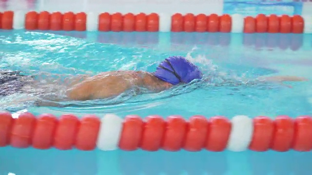 专业的男游泳运动员视频素材