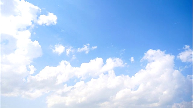 4K时间流逝美丽的白云在蓝天上移动视频下载