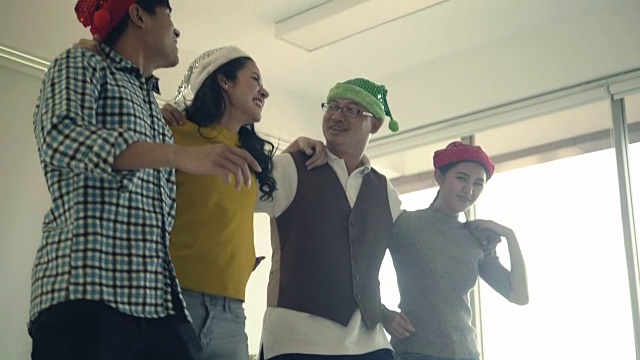 快乐的年轻人在办公室跳舞。视频素材