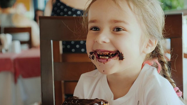 小甜面包,女孩,巧克力,吃视频素材