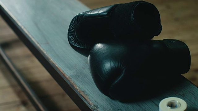 拳击手套躺在长凳上视频下载