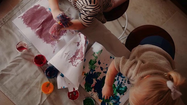 俯视图的小女孩绘画与水彩颜料视频素材