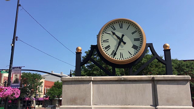 美国一个小镇的中心时钟纪念碑- ALT视频下载