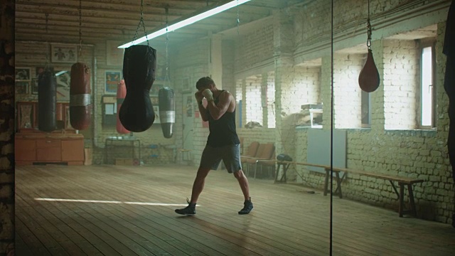 男子拳击拳击袋视频素材