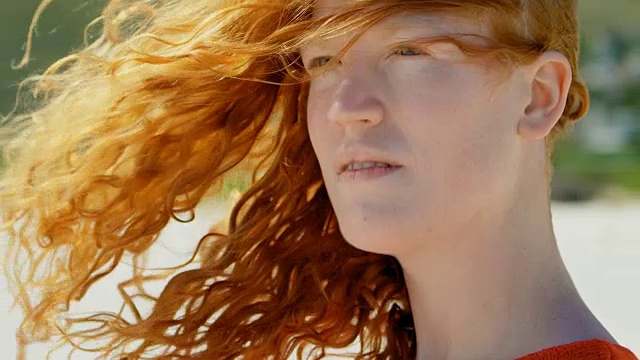 头发被风吹过的女人站在4k沙滩上视频下载