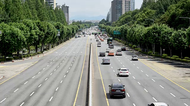 时间流逝。在韩国首尔，汽车行驶平稳，没有交通。视频下载