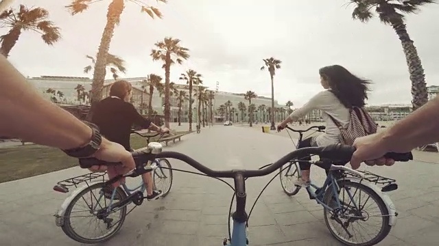 在巴塞罗那骑自行车和与朋友自拍视频素材