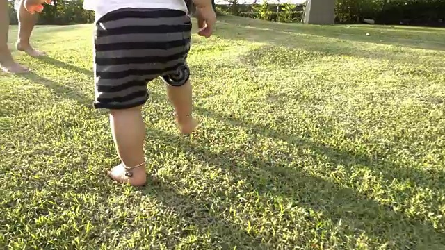宝宝第一次行走视频下载