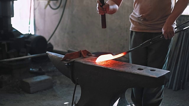 铁匠在铁砧上成形金属视频素材