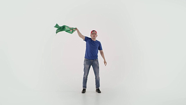 成人足球球迷扭曲旗帜孤立在白色背景视频素材