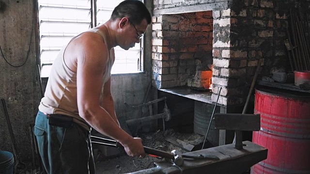 铁匠在铁砧上成形金属视频素材