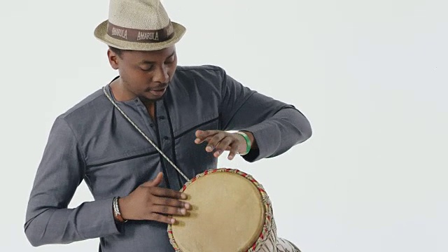 特写音乐家演奏专业非洲djembe鼓视频素材