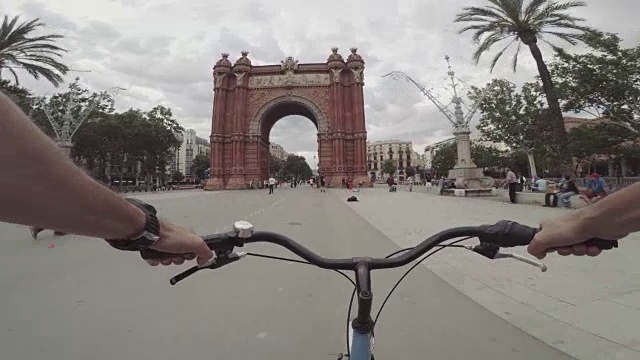 在西班牙巴塞罗那骑自行车视频素材