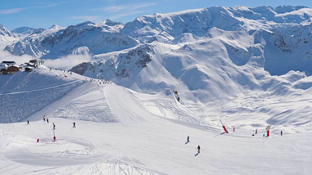 在滑雪胜地的山上滑雪坡附近的运动视频素材