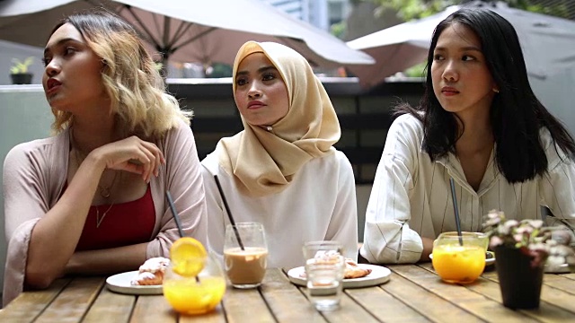 戴着头巾的女人和她的朋友们在喝咖啡视频素材
