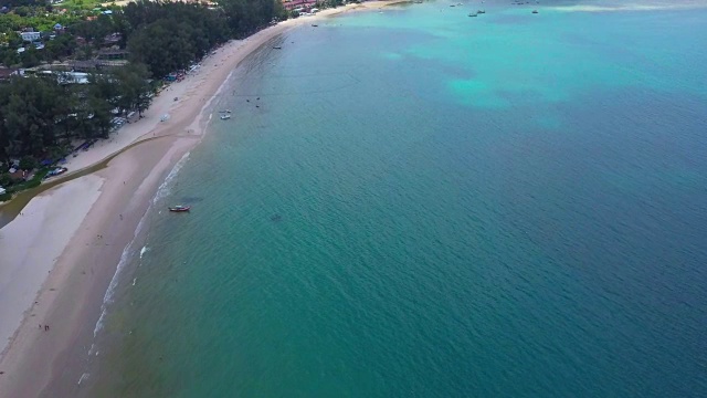 热带海滩上空飞行视频素材