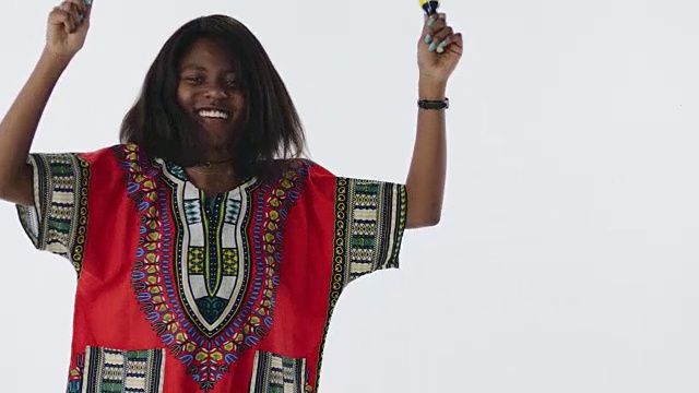 快乐的非洲女人与沙球慢动作跳舞视频素材
