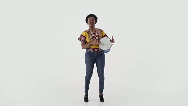 全高镜头年轻的非洲女音乐家弹奏手鼓视频素材
