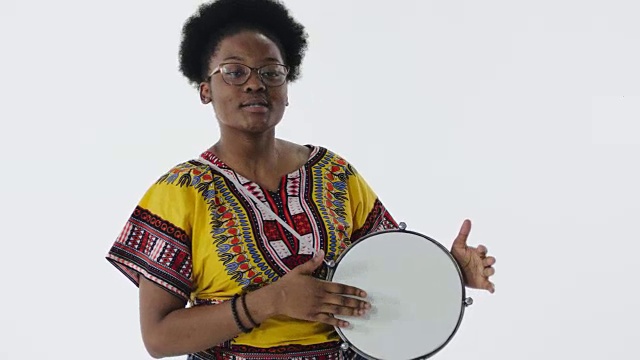 特写非洲妇女在邦戈鼓在慢动作视频素材