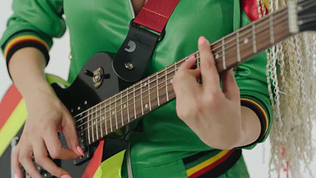 特写的女人的手演奏的折衷吉他在慢动作视频素材